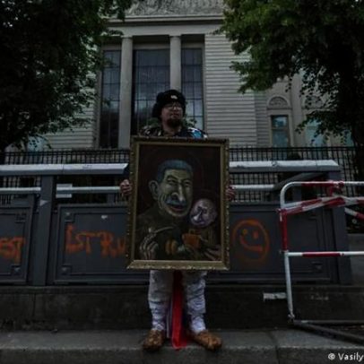 Artista russo crítico a Putin é morto a queima-roupa no leste europeu