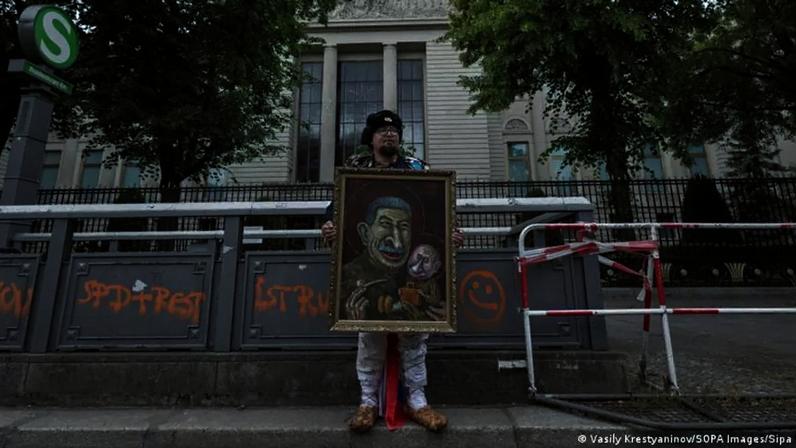 Skrepezki era conhecido por suas caricaturas que tinham como alvo figuras políticas russas proeminentes, como Stalin e Putin
