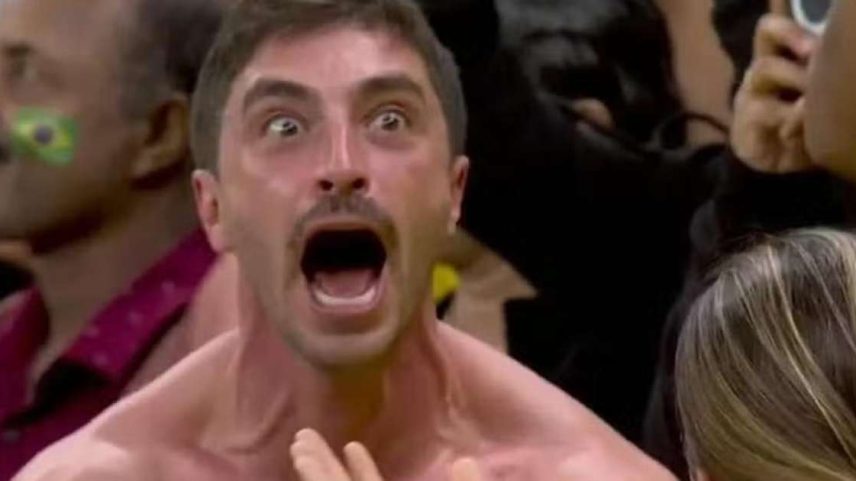 Torcedor gritando.