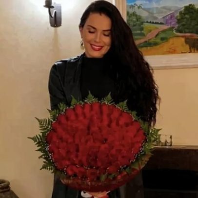 Luiza Ambiel comenta flores e segurança após presente de admirador secreto