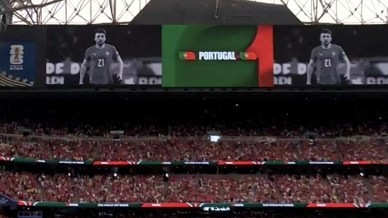 Pais de Diogo Jota em camarote no NRG Stadium para acompanhar a estreia de Portugal na Copa do Mundo –