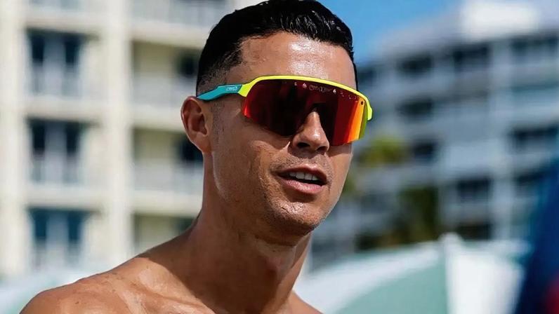 CR7 exibe o shape em foto de sunga durante treino da seleção portuguesa –
