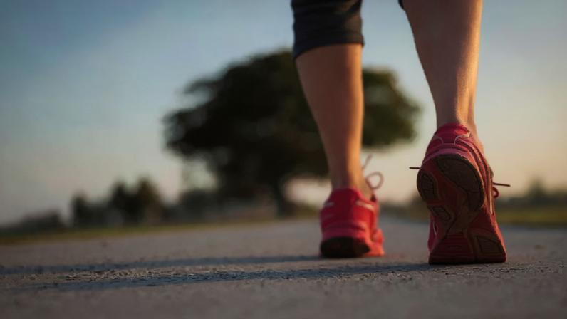 Para iniciar na corrida, começa pela caminhada (Foto: Canva)