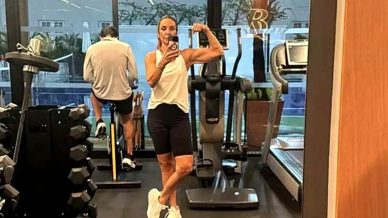 Ivete Sangalo exibe músculos durante treino na madrugada