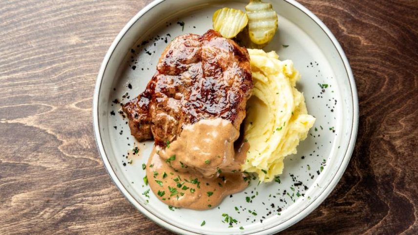 Filé de carne com purê e molho cremoso