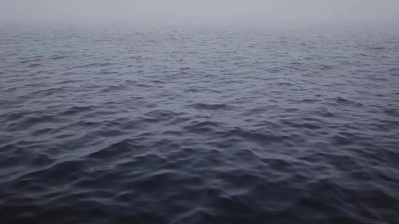 O Oceano Atlântico oferece poucos sinais visíveis do que se move sob suas ondas, como a circulação responsável por levar o calor dos trópicos para regiões mais frias do Hemisfério Norte. Arno Ryser / unsplash, CC BY-SA