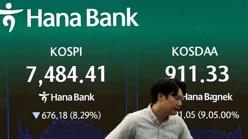 Trading on the South Korean Kospi was briefly suspended on Monday after the index plunged almost 9%. Photograph: Jeon Heon-Kyun/EPA