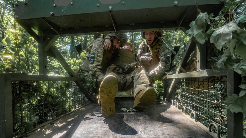 Militares ucranianos em um campo de treinamento na região de Kharkiv.