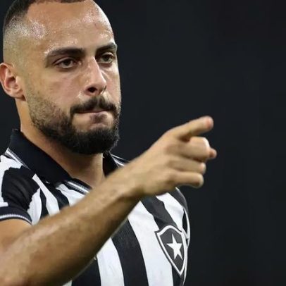 Arthur Cabral e Hulk trocam camisas na folga da Copa
