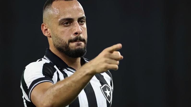 Arthur Cabral recuperou espaço no time do Glorioso –