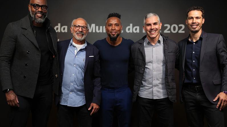 Junior, ídolo do Flamengo, em foto entre Grafite, Zé Roberto, Ricardinho e Hernanes, todos como ele, ex-jogadores; hoje comentarista da Globo, famoso vai receber indenização de companhias aéreas.