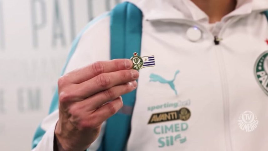 A diretoria do Palmeiras entregou um broche especial, que une o escudo do Verdão e as bandeiras das respectivas seleções aos sete jogadores convocados para a Copa do Mundo.