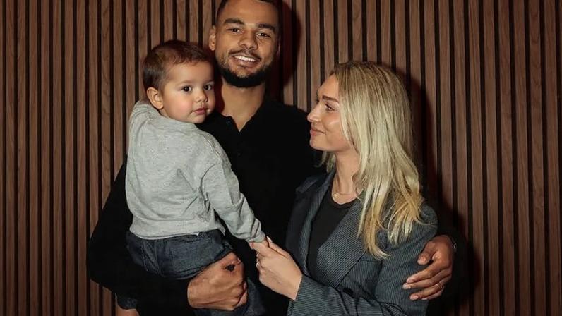Gakpo e Noa já são pais de um menino de 2 anos –