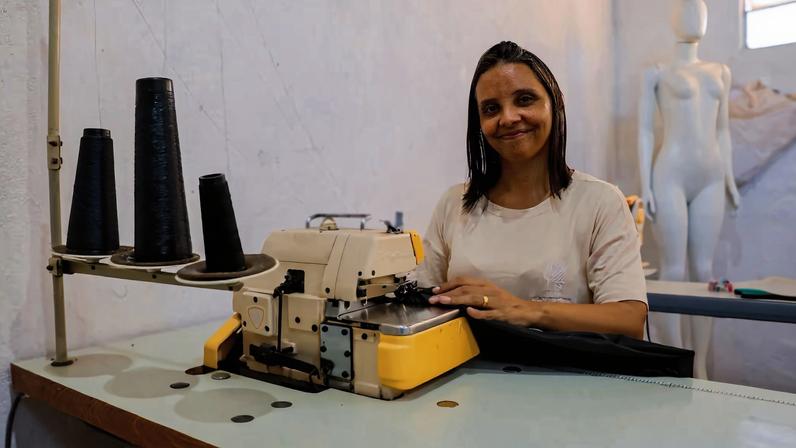 Com o apoio do Acredita no Primeiro Passo, Josiane do Nascimento expandiu seu ateliê e adquiriu novas máquinas para fortalecer o negócio
