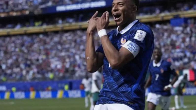 Mbappé celebra gol marcado diante de Senegal –