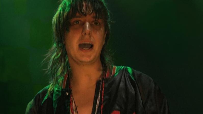 The Strokes toca 'Heaven' do The Walkmen com Hamilton Leithauser em Boston
