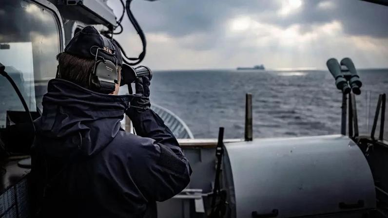 O navio de patrulha HSwMS Carlskrona acompanha um navio cargueiro perto do litoral da Suécia, como parte da missão da Otan Sentinela do Báltico
