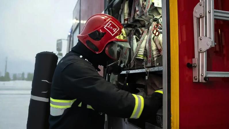 Incêndio destrói caminhão com carne na BR-448, em Canoas