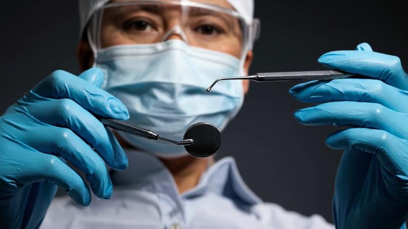 esquisadores estudam formas de bloquear a comunicação química entre microrganismos da boca para reduzir cáries e doenças gengivais – depositphotos.com / pressmaster