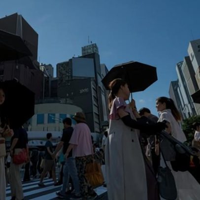 Pessoas preferem caminhar no sentido anti-horário, motivo permanece incerto