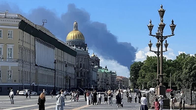 Fumaça sobre São Petersburgo sela imagem do fim do Fórum Econômico russo