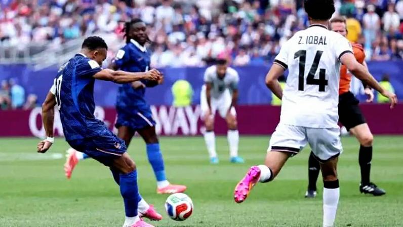 Mbappé recebe os cumprimentos após o seu primeiro gol sobre o Iraque.