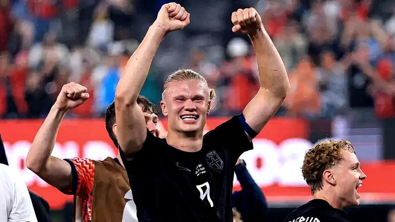 Erling Haaland comemora com torcida após vitória da Noruega sobre Senegal pela Copa do Mundo de 2026