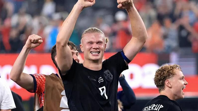 Erling Haaland comemora com torcida após vitória da Noruega sobre Senegal pela Copa do Mundo de 2026