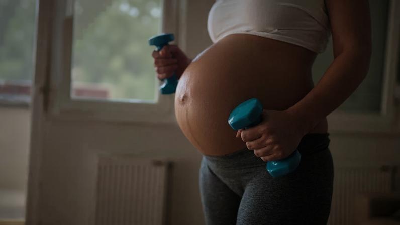 Saiba como ter uma gravidez mais tranquila praticando exercícios físico