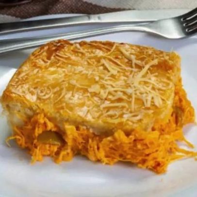 Torta de frango fit com massa macia oferece refeição prática e equilibrada