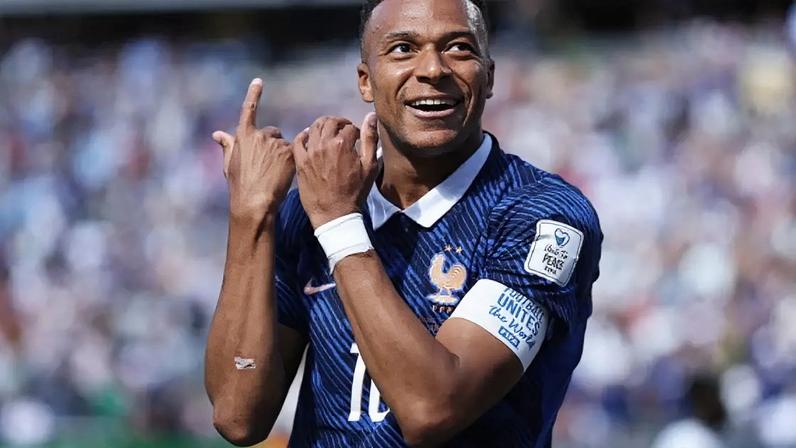 Com dois gols na estreia, Mbappé brilha mais uma vez na Copa do Mundo –