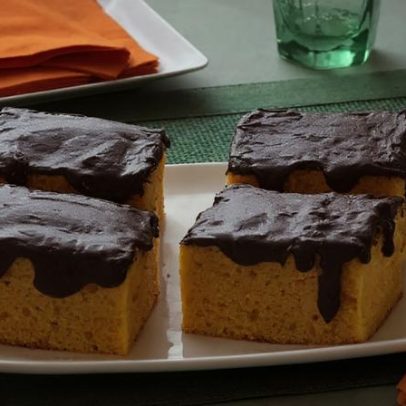 Bolo de cenoura gelado com chocolate: receita prática para surpreender