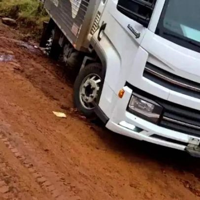 Polícia investiga possível latrocínio após caminhoneiro morto ao lado do veículo no RS