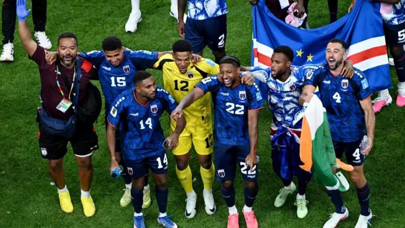 Jogadores de Cabo Verde celebram no gramado a classificação para a fase de mata-mata na Copa, em 26/06/2026.