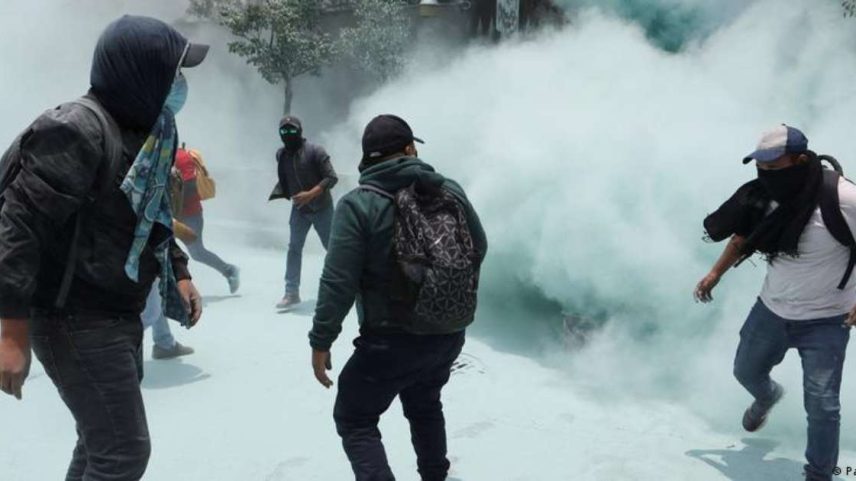 Gás lacrimogêneo durante invasão por manifestantes da sede do Ministério da Educação do México