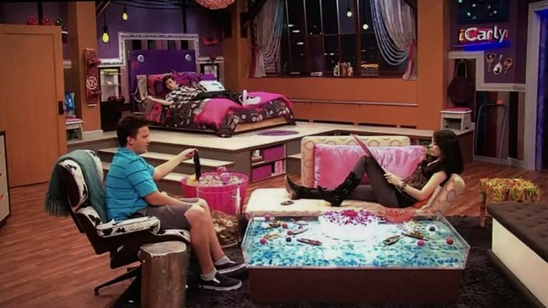 Quando falamos em quartos icônicos da televisão, o de iCarly, protagonizado por Carly Shay, ocupa um lugar especial no imaginário de quem cresceu nos anos 2000