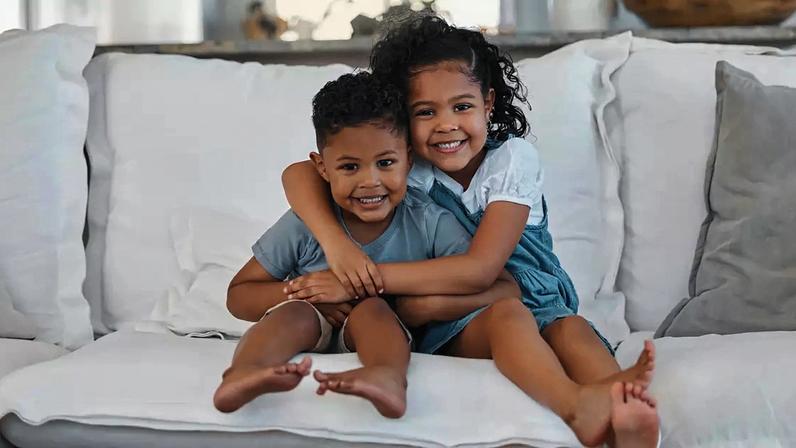 Irmão mais velho que cuidou dos irmãos tem traços únicos, dizem psicólogos