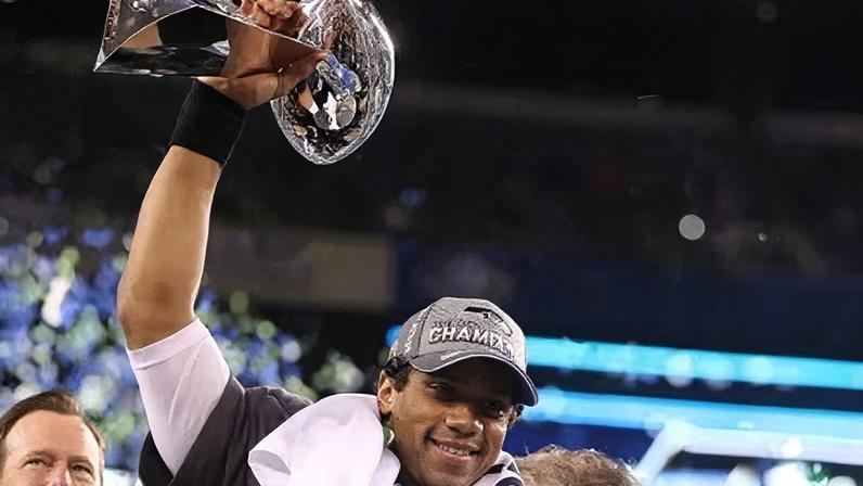 Russell Wilson levanta o troféu Lombardi, dado ao vencedor do Super Bowl