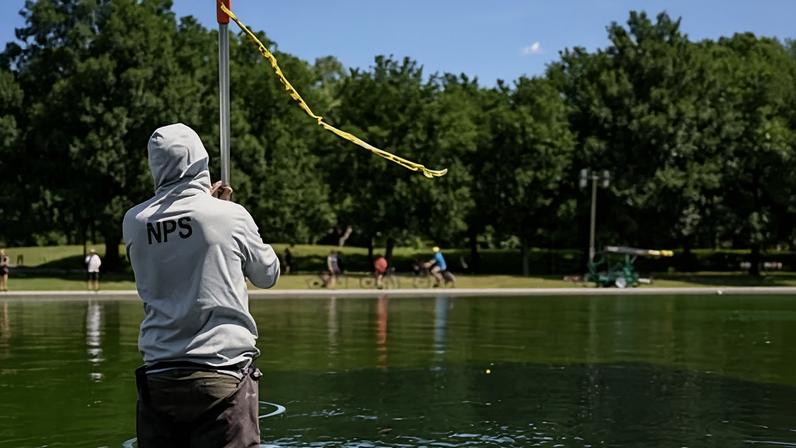 Trump afirma vandalismo na piscina refletora de Washington, DC