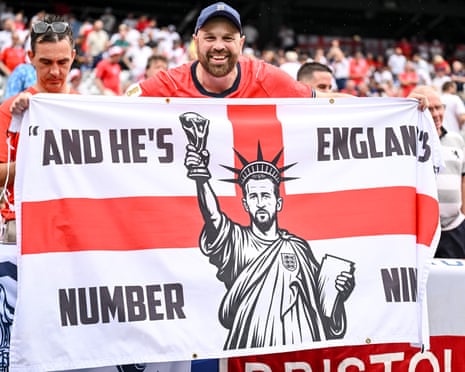 Inglaterra continua em jogo difícil; Clarke sai enquanto Copa avança
