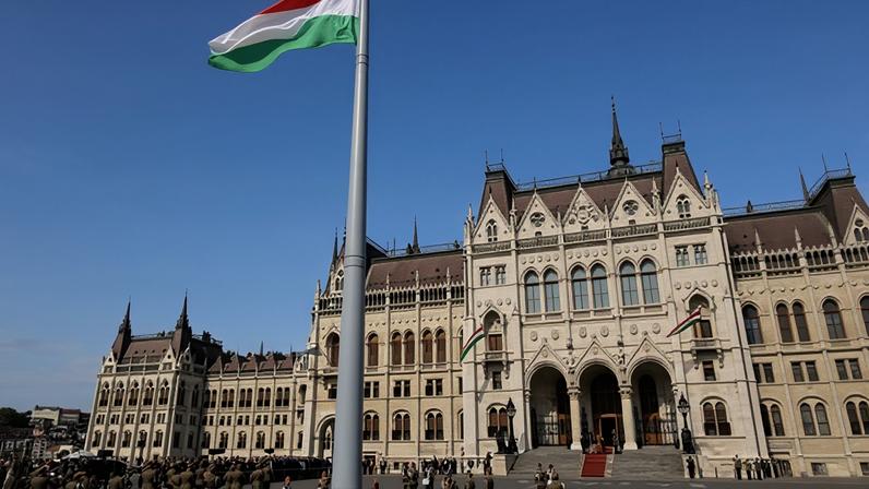 Guards of honour raise the flag to mark the ‘day of national unity’ at the parliament building in Budapest, Hungary, 4 June 2026.