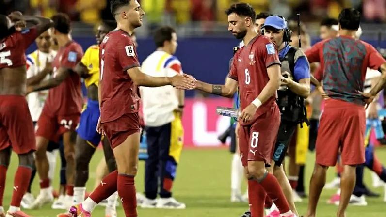Portugueses fazem a corrente antes do empate com a Colômbia.