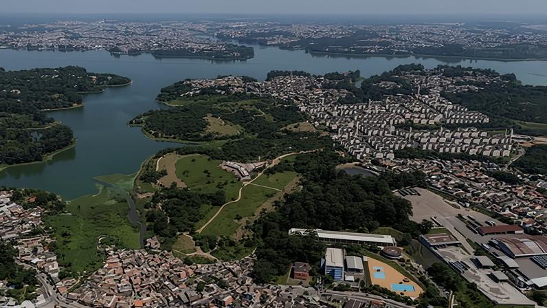An aerial view of Billings reservoir in São Paulo, showing the Jardim Apurá neighbourhood and Favela da Fumaça.