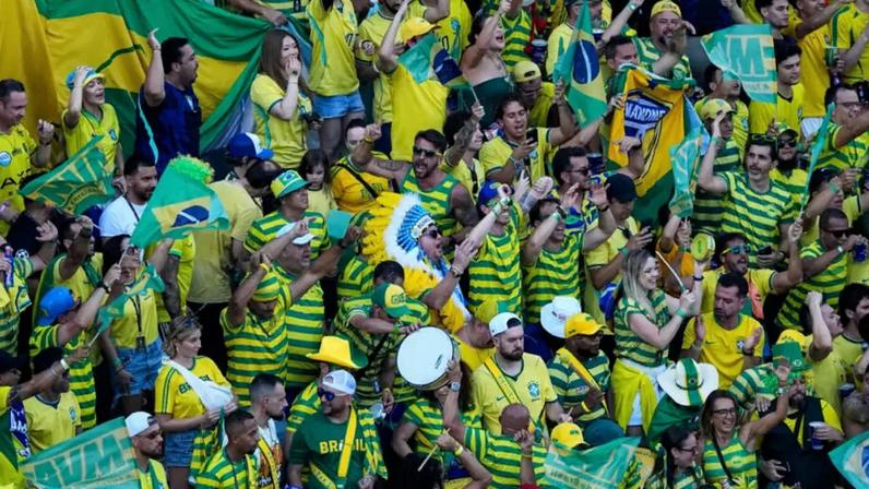 Torcedores brasileiros nas arquibancadas do MetLife Stadium, em Nova Jersey, durante estreia da Seleção na Copa do Mundo, em jogo contra o Marrocos.