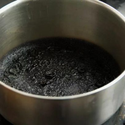Técnica simples para limpar frigideira queimada com item básico da despensa