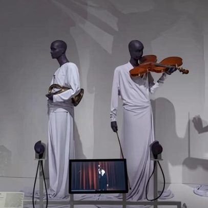 Exposição no Met liga corpos a instrumentos musicais