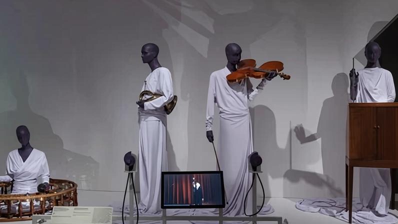 Exposição no Met liga corpos a instrumentos musicais