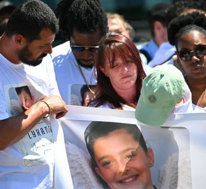 Milhares marcham por estudante francesa morta após falha policial em interrogar suspeito