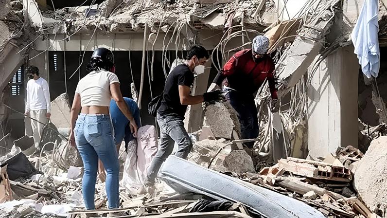 Cheiro de morte envolve áreas devastadas por terremotos na Venezuela