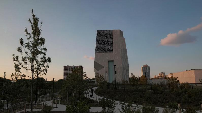 O Obama Presidential Center inaugurado em Chicago chamou a atenção pela arquitetura imponente do prédio, aberto ao público e m19 de junho de 2026.